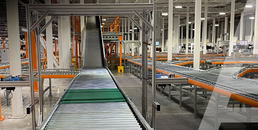 Conveyor line and conveyor belt for goods in the warehouse